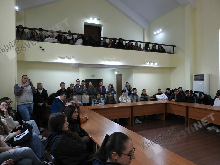 Американски дипломат разказа за професията си на ученици в Кърджали, те го питаха как да следват в щатски университети