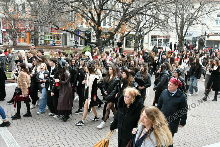 Скай Томлинсън и Никола Колев поведоха фашинга в кабриолет, ескортираха ги десетки рокери