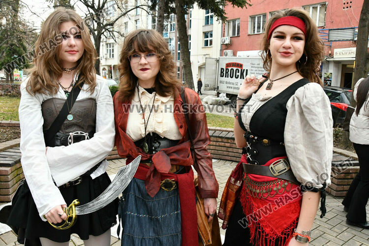 Скай Томлинсън и Никола Колев поведоха фашинга в кабриолет, ескортираха ги десетки рокери