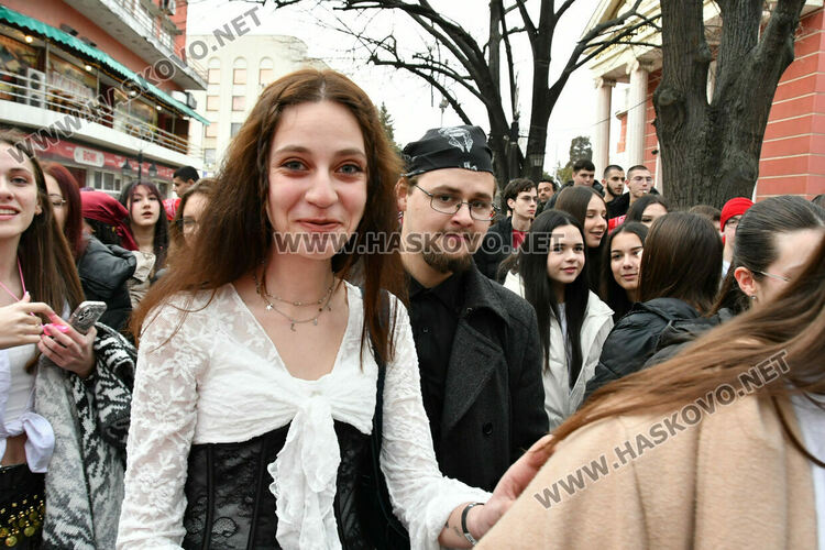 Скай Томлинсън и Никола Колев поведоха фашинга в кабриолет, ескортираха ги десетки рокери