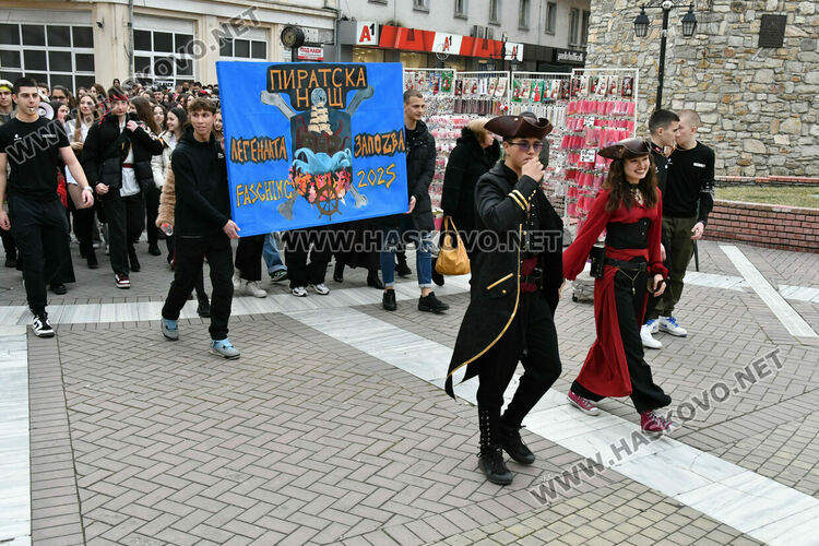 Скай Томлинсън и Никола Колев поведоха фашинга в кабриолет, ескортираха ги десетки рокери