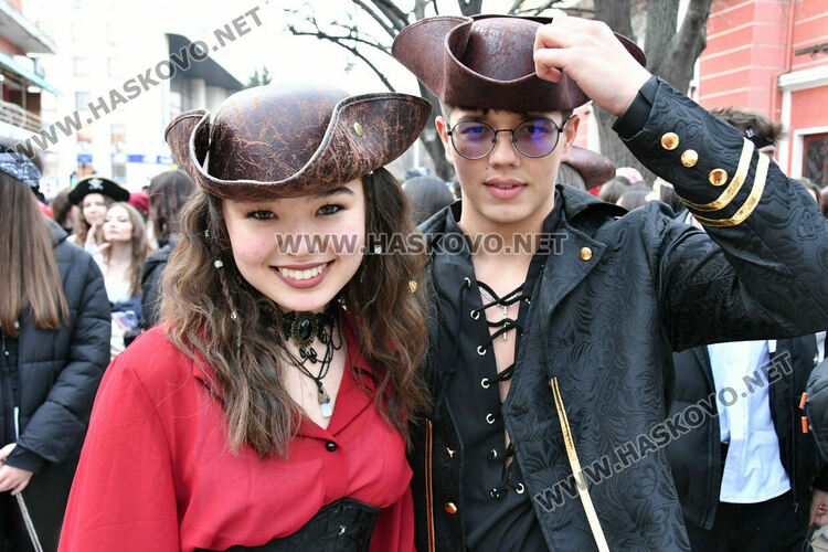 Скай Томлинсън и Никола Колев поведоха фашинга в кабриолет, ескортираха ги десетки рокери