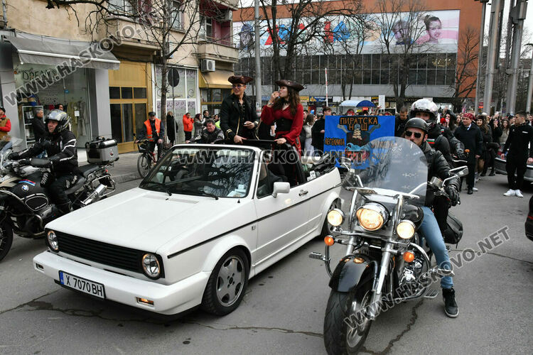 Скай Томлинсън и Никола Колев поведоха фашинга в кабриолет, ескортираха ги десетки рокери