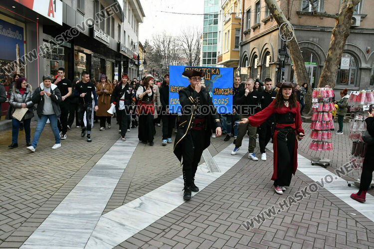 Скай Томлинсън и Никола Колев поведоха фашинга в кабриолет, ескортираха ги десетки рокери