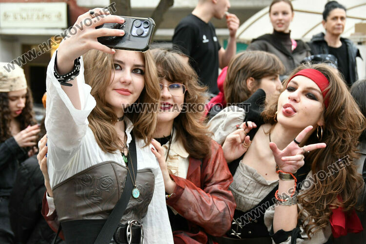 Скай Томлинсън и Никола Колев поведоха фашинга в кабриолет, ескортираха ги десетки рокери