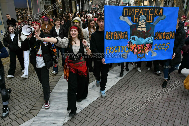 Скай Томлинсън и Никола Колев поведоха фашинга в кабриолет, ескортираха ги десетки рокери