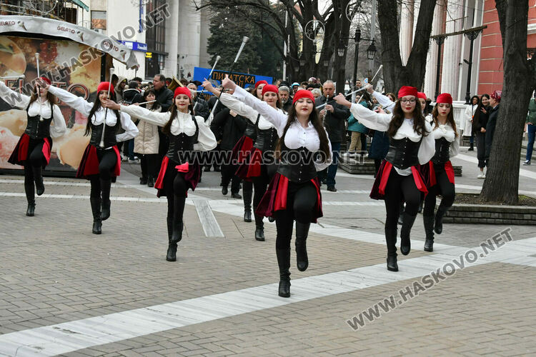 Скай Томлинсън и Никола Колев поведоха фашинга в кабриолет, ескортираха ги десетки рокери