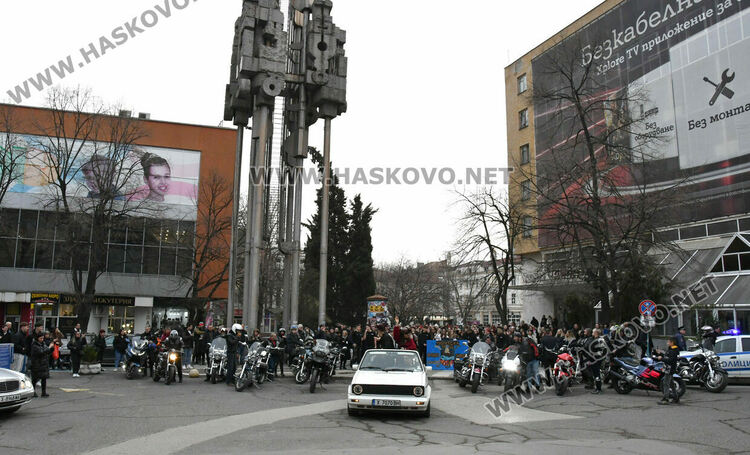 Скай Томлинсън и Никола Колев поведоха фашинга в кабриолет, ескортираха ги десетки рокери