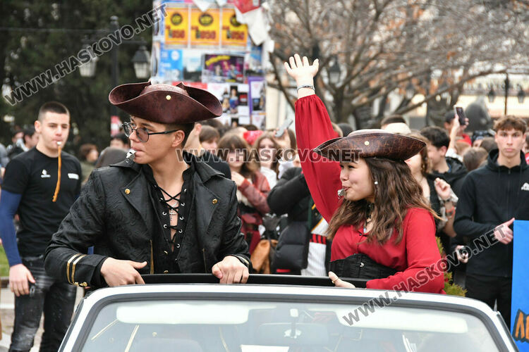 Скай Томлинсън и Никола Колев поведоха фашинга в кабриолет, ескортираха ги десетки рокери