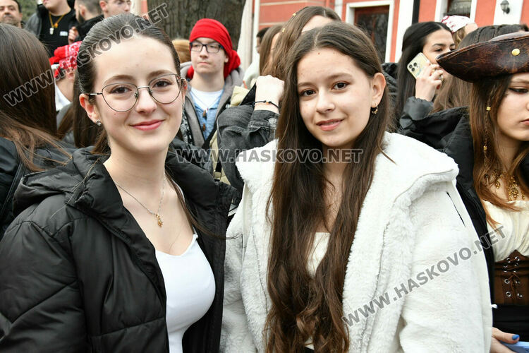 Скай Томлинсън и Никола Колев поведоха фашинга в кабриолет, ескортираха ги десетки рокери