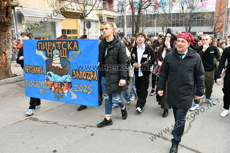 Скай Томлинсън и Никола Колев поведоха фашинга в кабриолет, ескортираха ги десетки рокери