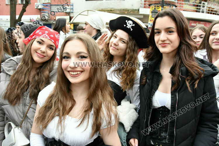 Скай Томлинсън и Никола Колев поведоха фашинга в кабриолет, ескортираха ги десетки рокери