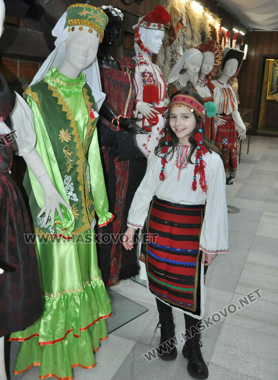 Подредиха изложба от носии, вдъхновена от пролетта и женствеността