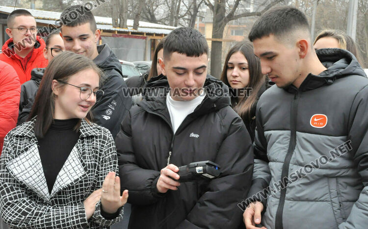 Единадесетокласници от ФСГ Атанас Буров“ проследиха „Пътя на глобата“ 