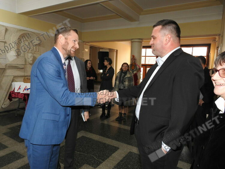 Ботевци и славейковци обраха тази година „Оскарите” за превод в  Месеца на Америка в Кърджали