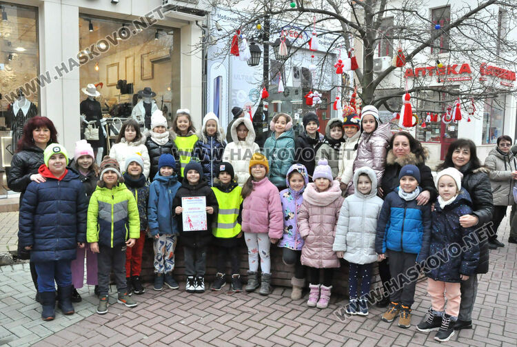 Хасково сияе в червено-бели цветове в навечерието на Баба Марта