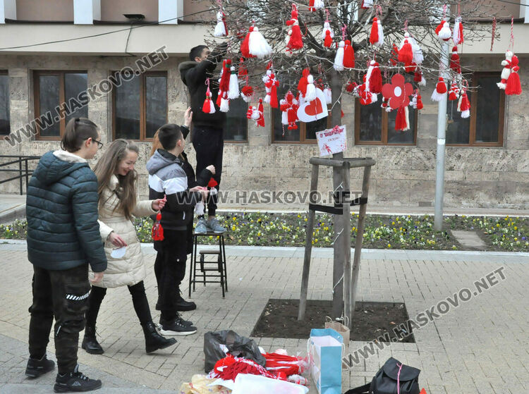Хасково сияе в червено-бели цветове в навечерието на Баба Марта