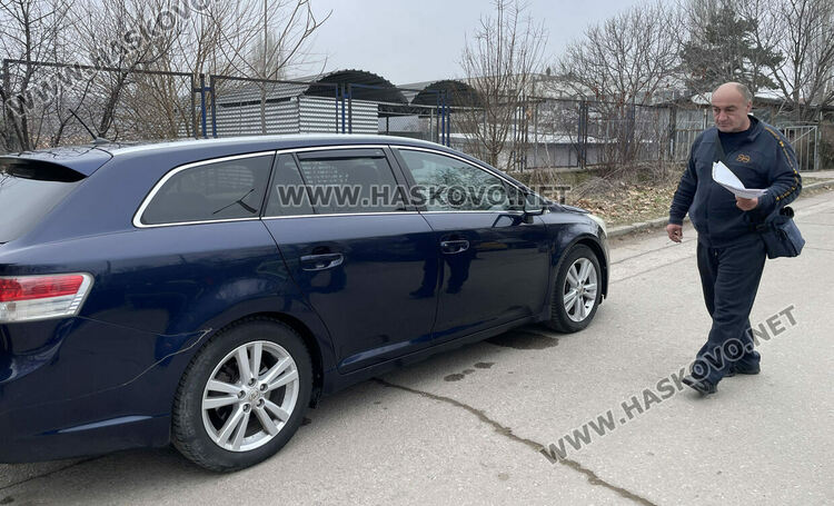 Водач чака 2 месеца, за да си регистрира в КАТ-Хасково закупена кола от Северна Ирландия 