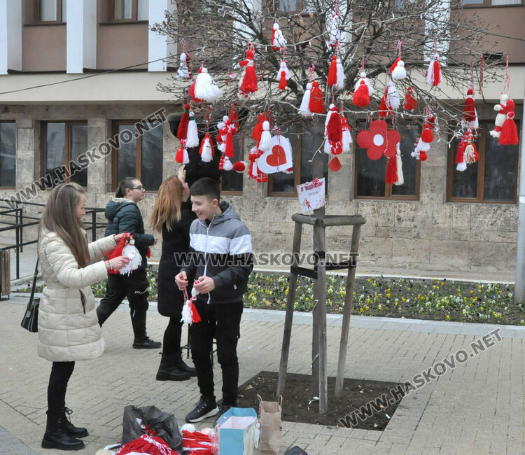 Хасково сияе в червено-бели цветове в навечерието на Баба Марта