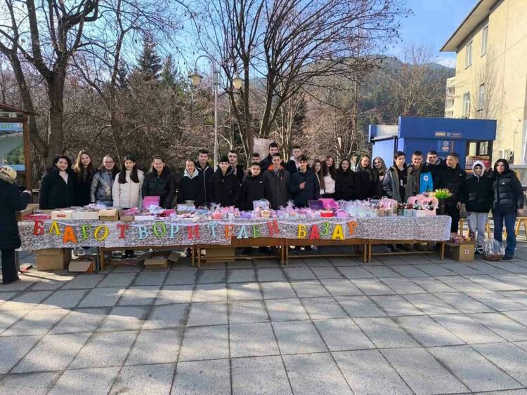 Ученици от СУ "Христо Ботев" събраха 5435 лв. за деца със синдром на Даун