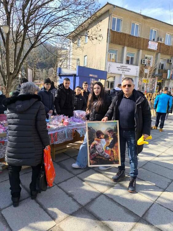 Ученици от СУ "Христо Ботев" събраха 5435 лв. за деца със синдром на Даун