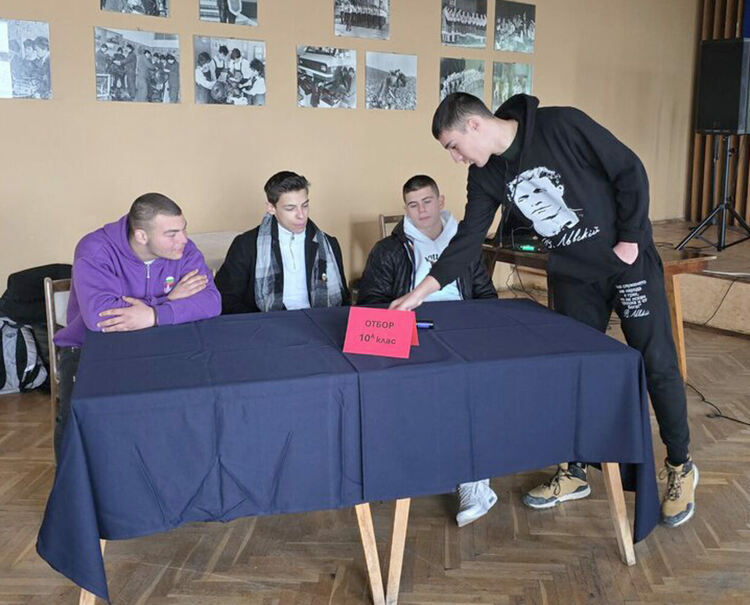 Ученици от ПГТАТ премериха сили в състезанието викторина „Аз обичам България“