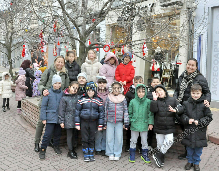 Хасково сияе в червено-бели цветове в навечерието на Баба Марта