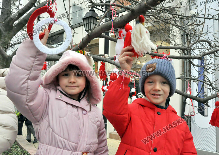 Хасково сияе в червено-бели цветове в навечерието на Баба Марта
