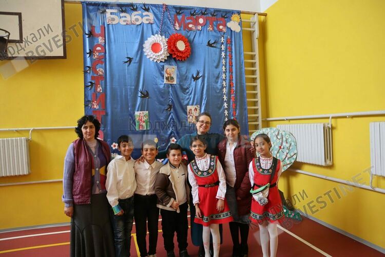 Ученици,родители и учители прескачаха жив огън за Баба Марта в ОУ”П.Яворов” в Кърджали