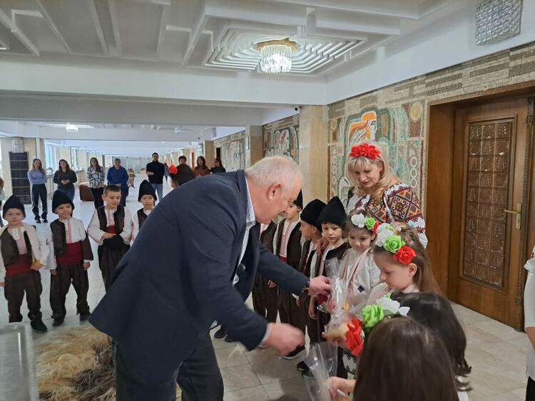 Малчуганите от ДГ „Слънце“ в Смолян поздравиха кмета Николай Мелемов за Баба Марта