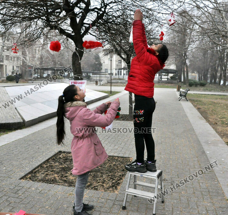Хасково сияе в червено-бели цветове в навечерието на Баба Марта