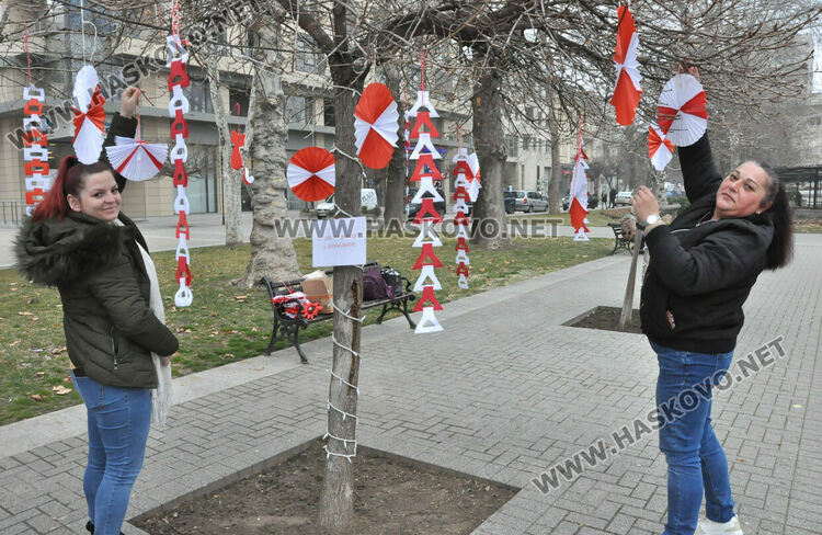 Хасково сияе в червено-бели цветове в навечерието на Баба Марта