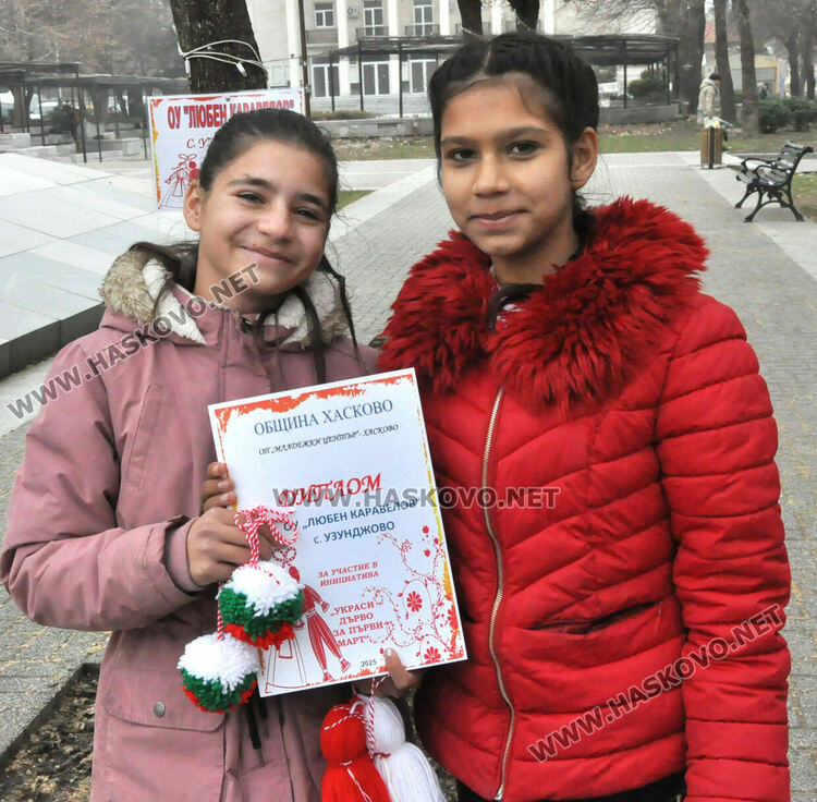 Хасково сияе в червено-бели цветове в навечерието на Баба Марта