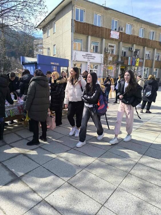 Ученици от СУ "Христо Ботев" събраха 5435 лв. за деца със синдром на Даун