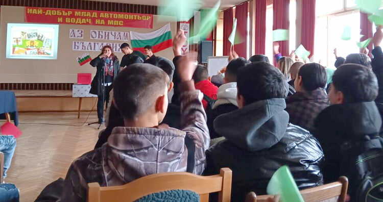 Ученици от ПГТАТ премериха сили в състезанието викторина „Аз обичам България“