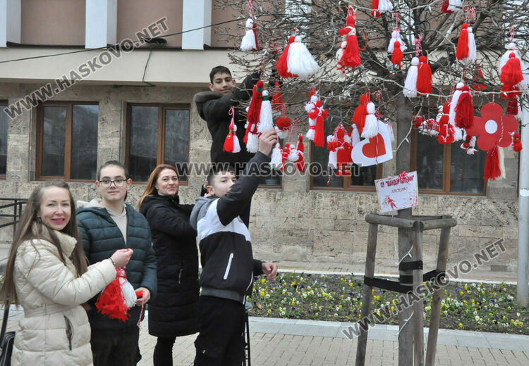 Хасково сияе в червено-бели цветове в навечерието на Баба Марта