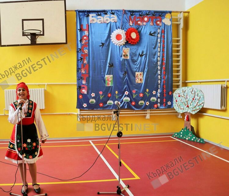 Ученици,родители и учители прескачаха жив огън за Баба Марта в ОУ”П.Яворов” в Кърджали