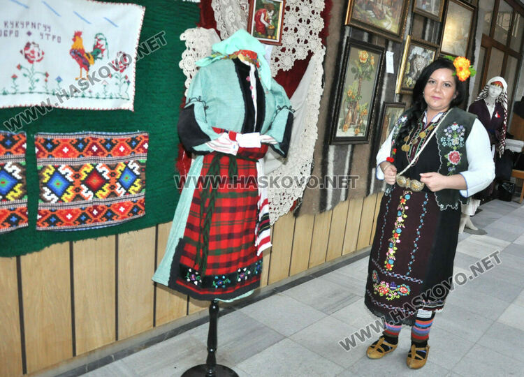 Подредиха изложба от носии, вдъхновена от пролетта и женствеността