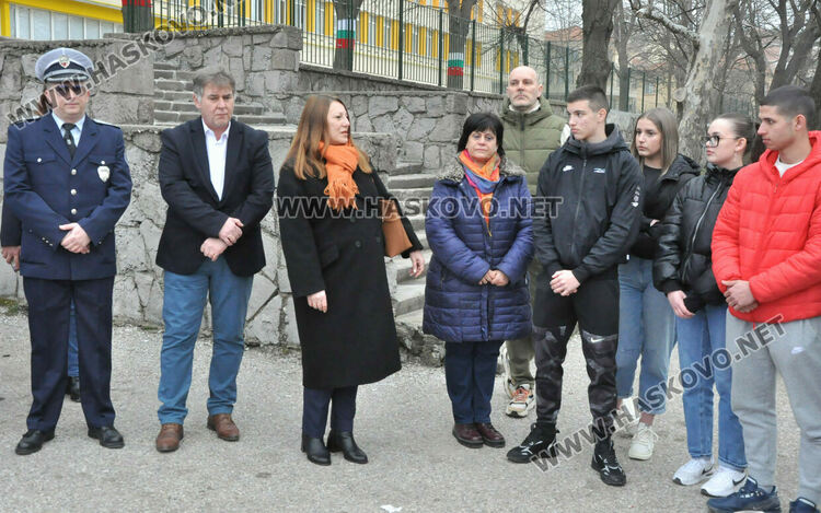 Единадесетокласници от ФСГ Атанас Буров“ проследиха „Пътя на глобата“ 