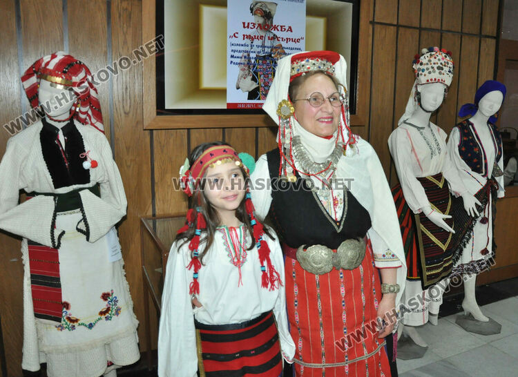 Подредиха изложба от носии, вдъхновена от пролетта и женствеността