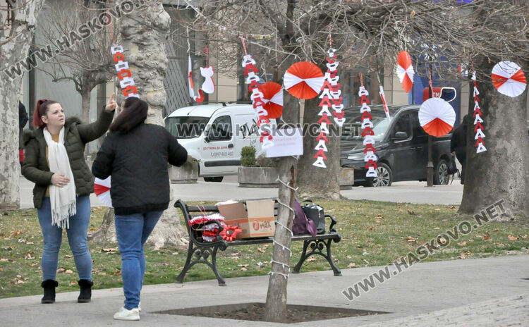 Хасково сияе в червено-бели цветове в навечерието на Баба Марта