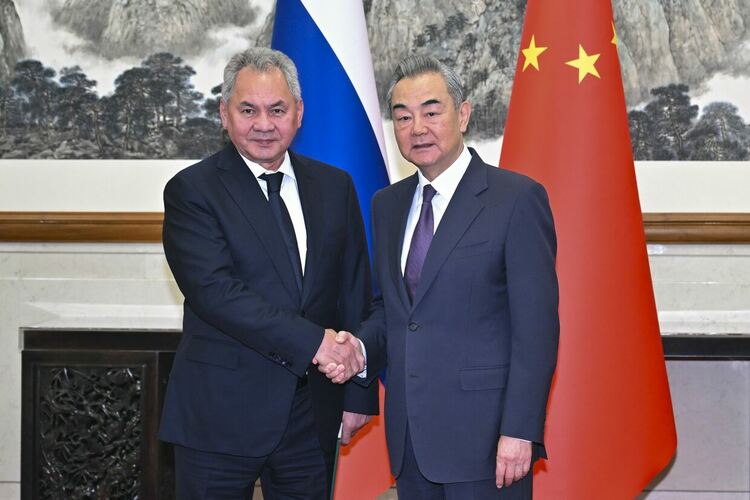 Зеленски пристигна във Вашингтон, а Шойгу - в Пекин