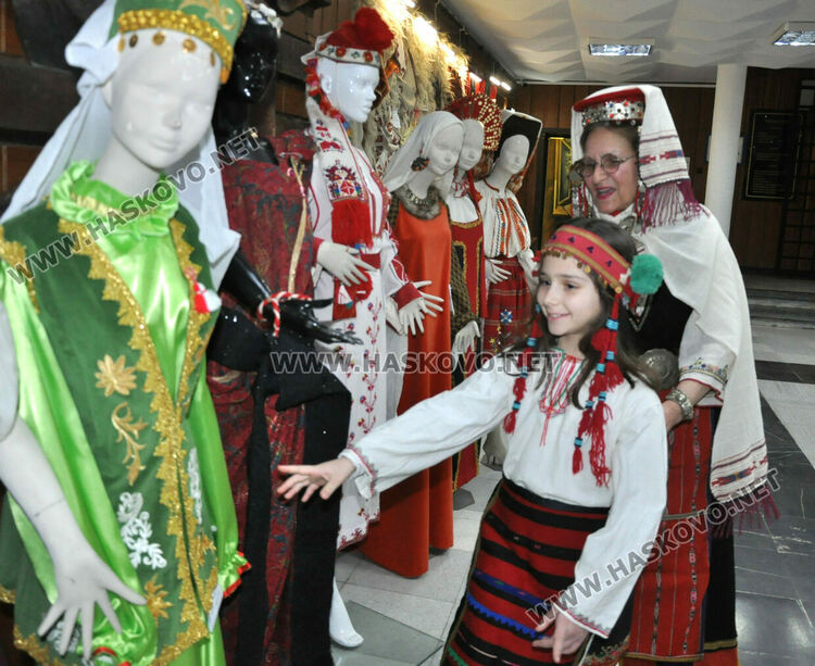 Подредиха изложба от носии, вдъхновена от пролетта и женствеността