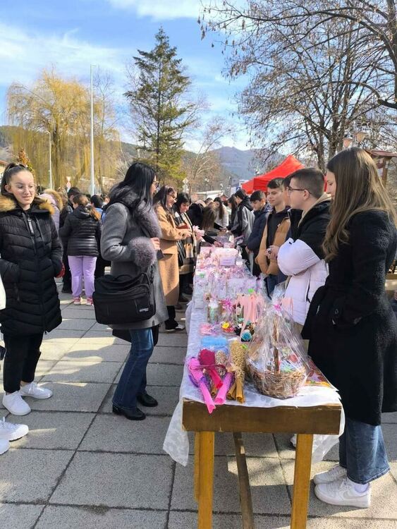 Ученици от СУ "Христо Ботев" събраха 5435 лв. за деца със синдром на Даун