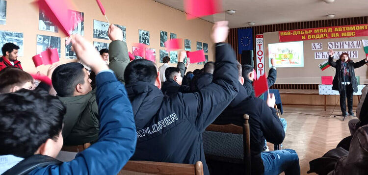 Ученици от ПГТАТ премериха сили в състезанието викторина „Аз обичам България“