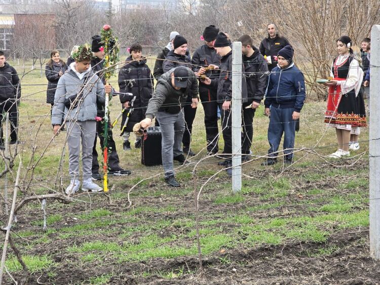 Ден на традициите в ПГТАТ: Предаване на символите между випуските
