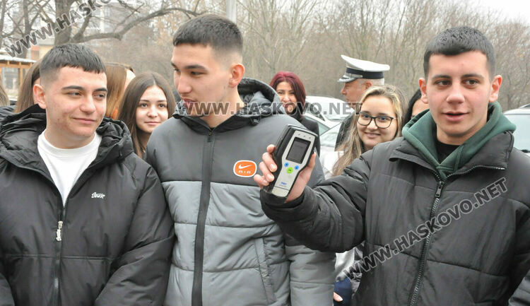 Единадесетокласници от ФСГ Атанас Буров“ проследиха „Пътя на глобата“ 