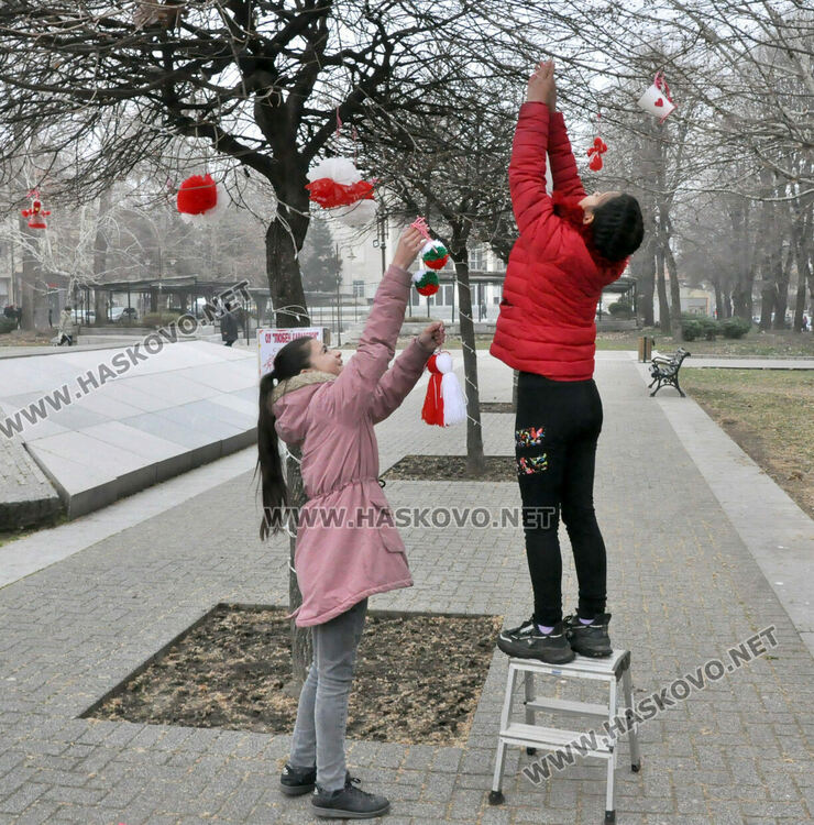 Хасково сияе в червено-бели цветове в навечерието на Баба Марта