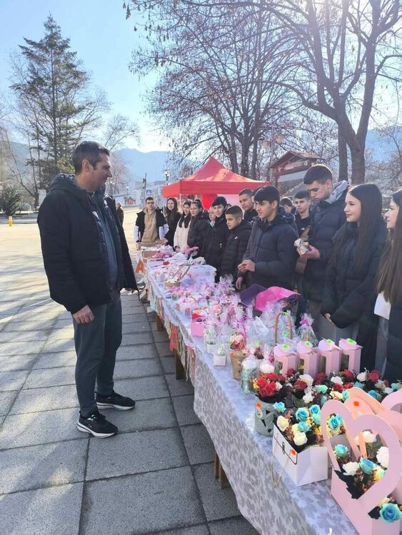 Ученици от СУ "Христо Ботев" събраха 5435 лв. за деца със синдром на Даун