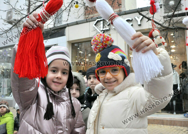Хасково сияе в червено-бели цветове в навечерието на Баба Марта